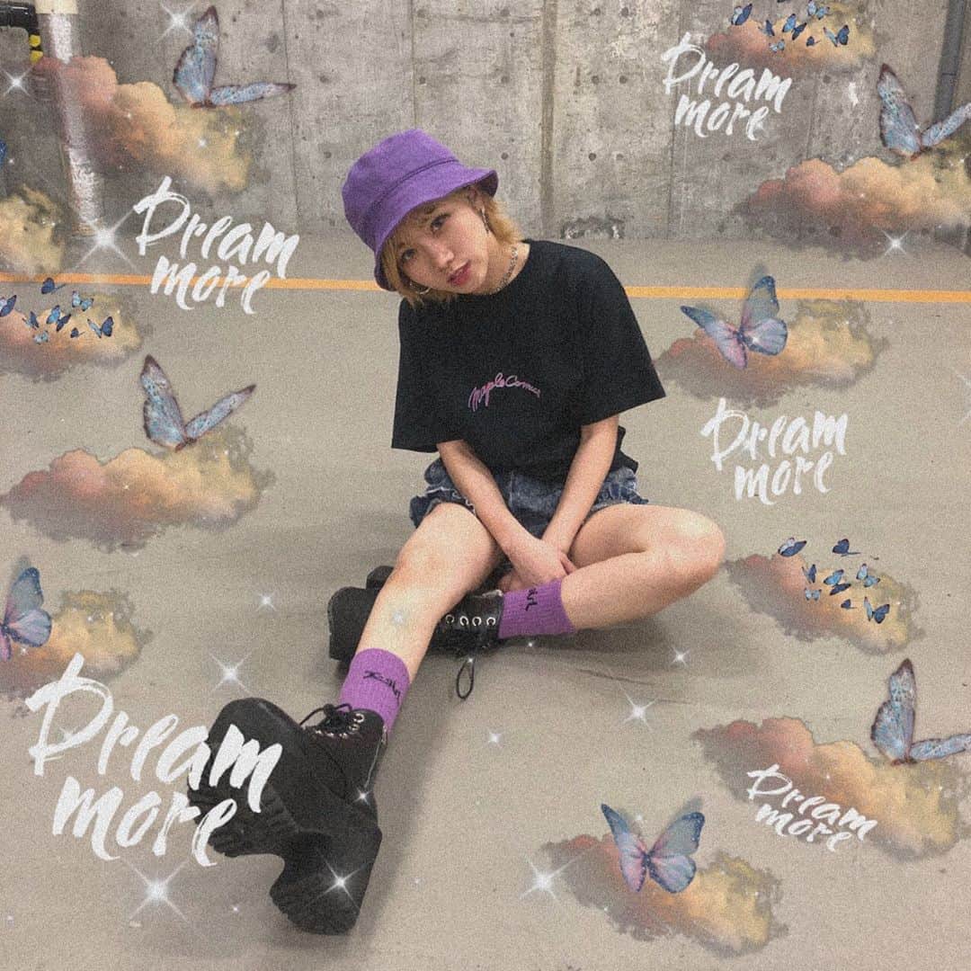 のインスタグラム：「紫がポイントで入ってる コーディネート結構好きなんですよねぇ💜 . 帽子は心斎橋にあるアメリカ村にある 古着屋で見つけたバケットハット♪ 最近ずっと被ってる気がする😗🐢 　@florida_americamura  . . 靴下は可愛くって　#xgirl  で買いました💜 紫のモノに惹かれがち🧏🏻‍♀️💕 . @xgirlus  . . みなさんはどんな色に 惹かれますかぁ？？？ . . . .  #ootd #fashion #xgirl_ootd  #古着 #厚底ブーツ #低身長コーデ  #服好きな人と繋がりたい #紫コーデ」