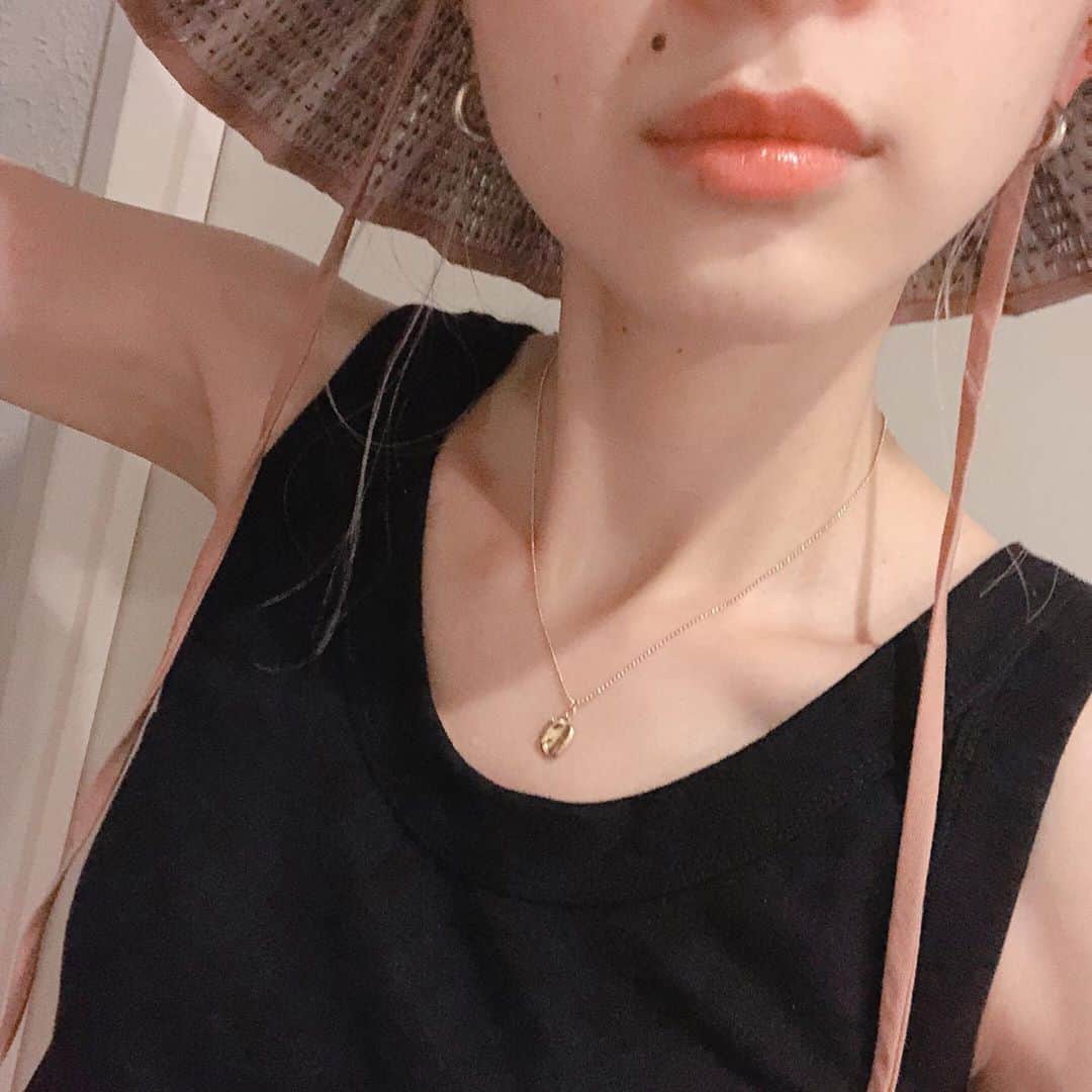 野々口祐子のインスタグラム：「18kの華奢なチェーンのネックレス 最近のお気に入り🦩 @gagan.jewelry」