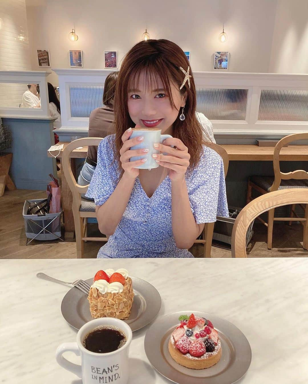 海江田麻貴さんのインスタグラム写真 - (海江田麻貴Instagram)「ㅤㅤㅤ  ㅤㅤㅤ 『ブツ撮りは上から！！』ゆうて映えにストイック📸❤︎😂笑笑 それより湿気で髪ボサボサなの気にして🤣☔️笑笑 ほんでこの鬼の画質の悪さはなんなのでしょう（ ◜◡◝ ）、、  ㅤㅤㅤ  ㅤㅤㅤ 撮影前に、ボディラインを整えるために いつもお世話になっている@artmatsumoto_nakatsu さんで 脂肪燃焼してきました🔥🤍  ㅤㅤㅤ  ㅤㅤㅤ ヒップラインにパットを貼ってもらって 集中的に筋肉運動して、 気になる箇所をピンポイントでスッキリしてもらえて、 岩盤浴でしっかり汗もかけて全身スッキリ❤︎ 自信を持って撮影に行くことができました🥰✨  ㅤㅤㅤ 4.5枚目の写真、撮影終わって 大好きな友達と大好きなスイーツを食べて 大満悦な顔😂😋🧁💞www  ㅤㅤㅤ  ㅤㅤㅤ 有難う御座いました🧖🏻‍♀️🌿♥️♥️  ㅤㅤㅤ  ㅤㅤㅤ  ㅤㅤㅤ  #イリカイスパ #痩身 #脂肪燃焼 #bodymake #岩盤浴 #代謝アップ #痩身エステ #ボディメンテナンス #lohasbeanscoffee #ロハスビーンズコーヒー #南青山カフェ #青山カフェ #渋谷カフェ #渋谷カフェ巡り #東京カフェ #東京カフェ部 #東京カフェ巡り #パイケーキ #strawberrycakes #berrytart #tarts #latteart #cafelatte #cafélatte #ラテアート #カフェラテ #おしゃカフェ #おしゃカフェ巡り #mercuryduo #マーキュリーデュオ」8月10日 23時55分 - _makiii0924_