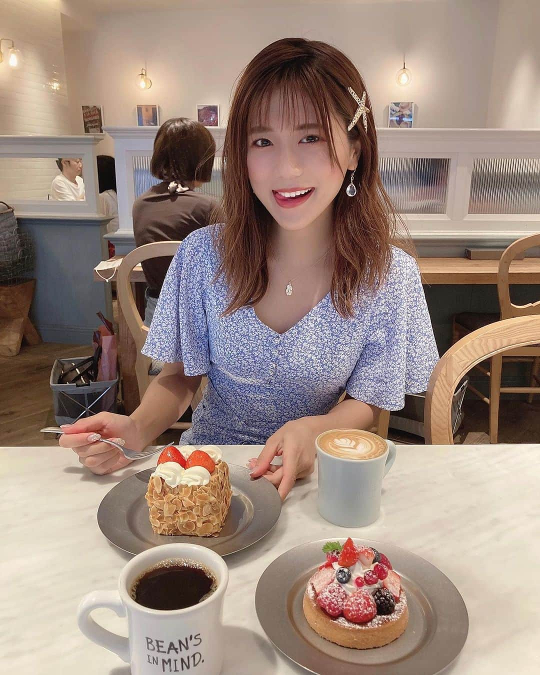 海江田麻貴さんのインスタグラム写真 - (海江田麻貴Instagram)「ㅤㅤㅤ  ㅤㅤㅤ 『ブツ撮りは上から！！』ゆうて映えにストイック📸❤︎😂笑笑 それより湿気で髪ボサボサなの気にして🤣☔️笑笑 ほんでこの鬼の画質の悪さはなんなのでしょう（ ◜◡◝ ）、、  ㅤㅤㅤ  ㅤㅤㅤ 撮影前に、ボディラインを整えるために いつもお世話になっている@artmatsumoto_nakatsu さんで 脂肪燃焼してきました🔥🤍  ㅤㅤㅤ  ㅤㅤㅤ ヒップラインにパットを貼ってもらって 集中的に筋肉運動して、 気になる箇所をピンポイントでスッキリしてもらえて、 岩盤浴でしっかり汗もかけて全身スッキリ❤︎ 自信を持って撮影に行くことができました🥰✨  ㅤㅤㅤ 4.5枚目の写真、撮影終わって 大好きな友達と大好きなスイーツを食べて 大満悦な顔😂😋🧁💞www  ㅤㅤㅤ  ㅤㅤㅤ 有難う御座いました🧖🏻‍♀️🌿♥️♥️  ㅤㅤㅤ  ㅤㅤㅤ  ㅤㅤㅤ  #イリカイスパ #痩身 #脂肪燃焼 #bodymake #岩盤浴 #代謝アップ #痩身エステ #ボディメンテナンス #lohasbeanscoffee #ロハスビーンズコーヒー #南青山カフェ #青山カフェ #渋谷カフェ #渋谷カフェ巡り #東京カフェ #東京カフェ部 #東京カフェ巡り #パイケーキ #strawberrycakes #berrytart #tarts #latteart #cafelatte #cafélatte #ラテアート #カフェラテ #おしゃカフェ #おしゃカフェ巡り #mercuryduo #マーキュリーデュオ」8月10日 23時55分 - _makiii0924_