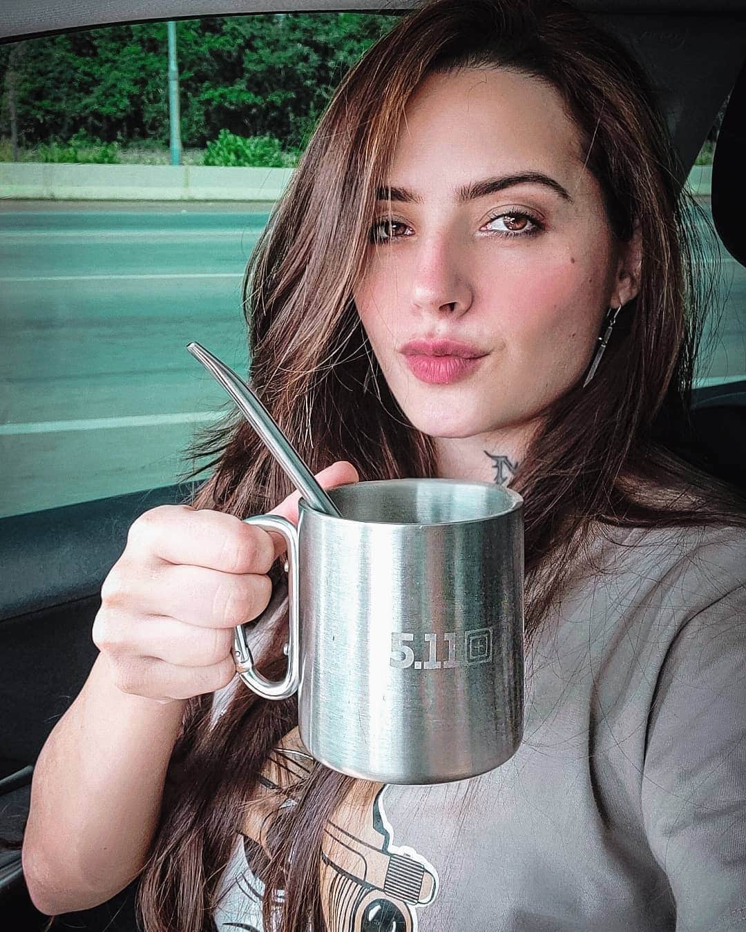 Anna Vargasのインスタグラム：「Aquela vontade de pegar a estrada, tomando tereré, ouvindo rock no talo, pra encontrar vocês em alguma operação de airsoft por aí... 😊🥰 . #IAm511 . Parceiros: LOJA: @companystoreac Use o cupom MYST para ganhar 5%OFF . EQUIPAMENTOS TÁTICOS: @511tacticalbrasil . MUNIÇÃO: @spartanairsoftmunition . TREINAMENTOS TÁTICOS: @fhtreinamentosespeciais . PATCHES BORDADOS: @1ciadistintivosoficial . SITES: @sitevipinternet . CAMISETAS: @teamsix.brasil」