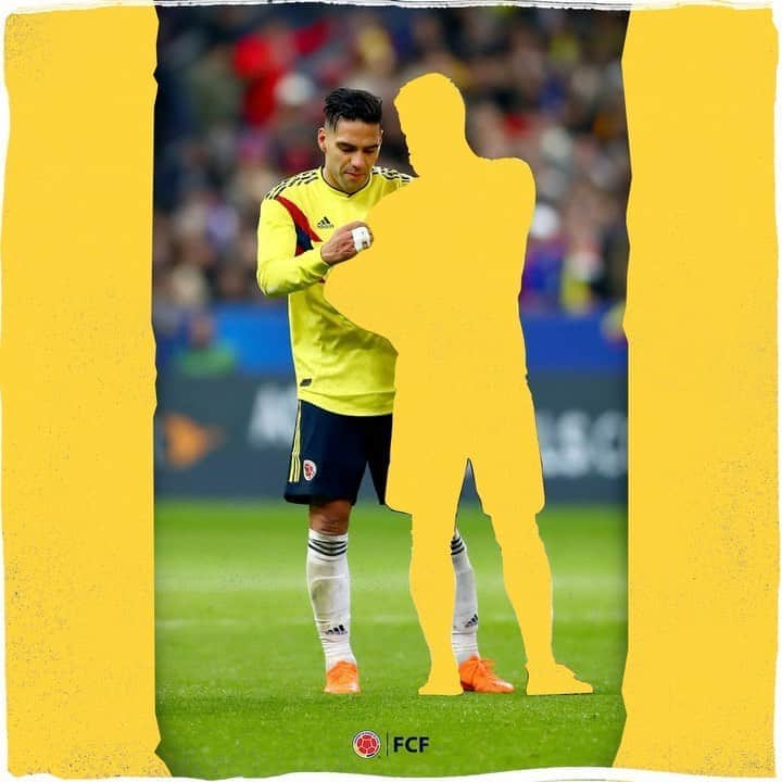 サッカー コロンビア代表チームのインスタグラム：「¿Puedes ayudarle a @falcao a entregarle la banda de capitán a @jamesrodriguez10 ? 🤔  ¡Muéstranos tu destreza! 🤓  Captura el momento exacto del encuentro entre estos dos cracks 🔥⚽」