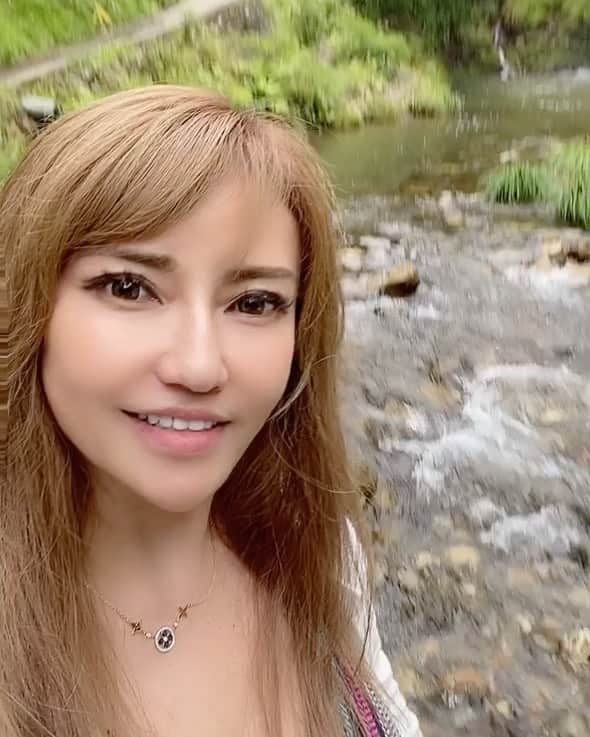 selfieneのインスタグラム：「#白銀の滝 を抜け 銀鉱山を探検 真夏なのに冷んやり 坑道は真夏でも15度位 銀坑道はちょっと怖かったけど 自然の中で癒された〜✨  #銀山温泉  #山形」