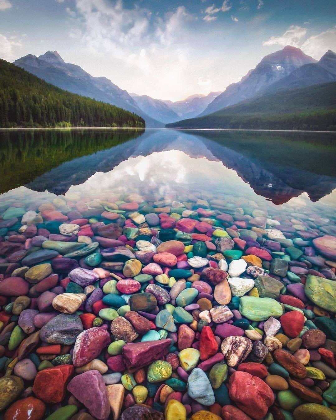 Discover Earthさんのインスタグラム写真 - (Discover EarthInstagram)「The Skittle-filled lake 🍭 "I found out recently that the rocks in this area are so colorful because of the presence of iron, which varies in amount amongst the rocks to give them different colors." #discoverunitedstates 🇺🇸 with @davidmrule  #skittles #montana #Bowmanlake #lake」8月11日 0時00分 - discoverearth