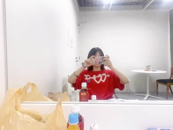 小川暖奈のインスタグラム：「昨日は、THEATRE PRODUCTSの古着をリメイクしたTシャツおろしました 新しい服って、本当わくわくしますよね。。  毎晩、好きな音楽聴きながら散歩してるんですけど、なんかわかんないですけど、肩こり治りました！ラッキー！」