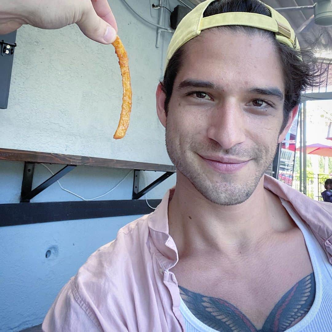 タイラー・ポジーのインスタグラム：「I can’t remember why I took this. That’s my new bud chili fry. We kick it」