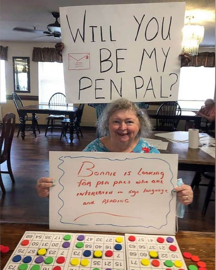 Good Morning Americaさんのインスタグラム写真 - (Good Morning AmericaInstagram)「Link in bio to see how these senior care facility residents in North Carolina are using pen and paper to meet new friends from around the globe! And tune in THIS WEEK on for a BFF-size surprise you can't miss -- LIVE!   #mickeyfriendsstaytrue #internationalfriendshipday @MickeyTrueOriginal」8月11日 0時20分 - goodmorningamerica