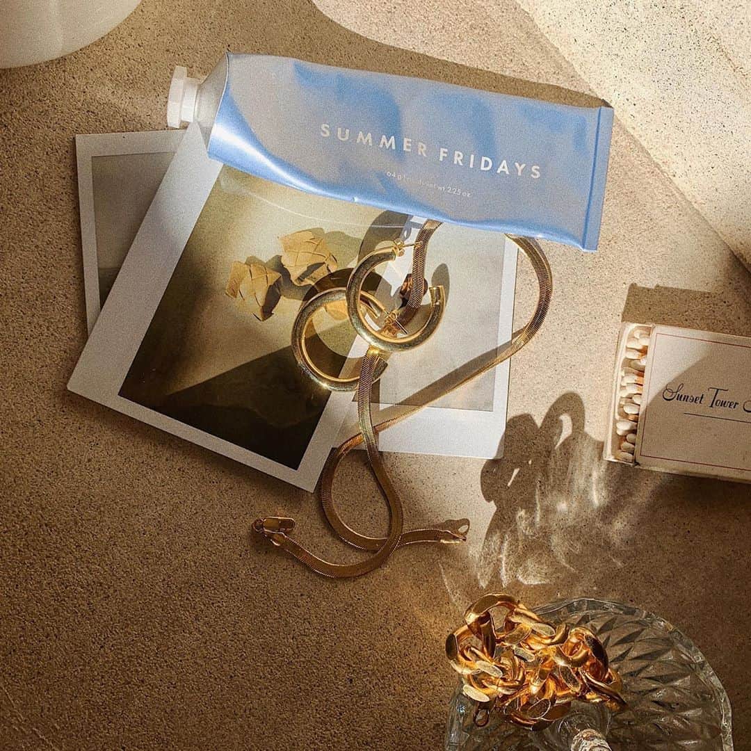 Marianna Hewittのインスタグラム：「@summerfridays jet lag mask on repeat 🔄 what’s your favorite way to use it?」