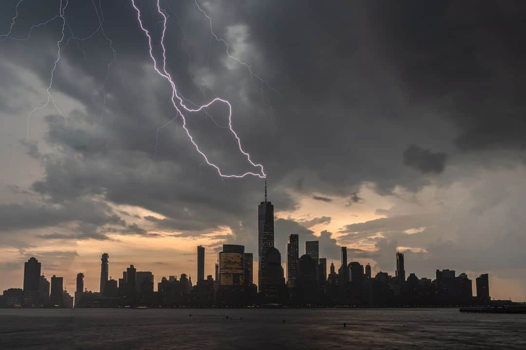 Sigma Corp Of America（シグマ）さんのインスタグラム写真 - (Sigma Corp Of America（シグマ）Instagram)「Lightning photography is tricky business, but storm chaser @jerseyportraits definitely has a knack for it!  Check out our blog (link to blog in bio or the URL below) and learn some tips for capturing stormy weather and lightning strikes with Mike and his "Big Three" SIGMA F2.8 zoom lenses.  https://bit.ly/sigma-lightning-tips  #sigmaphoto #photography #newyorkcity #jerseyshore #skyline #lightning #lightningphotography #stormphotography #stormschasers #sigma1424mmart #sigma2470art #sigma70200」8月11日 0時13分 - sigmaphoto