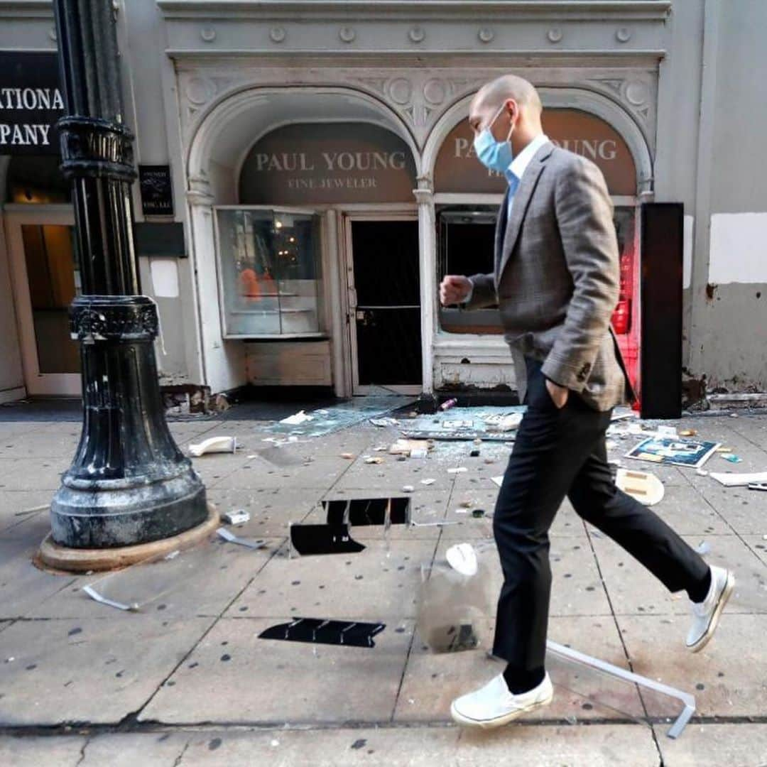 Primer Impactoさんのインスタグラム写真 - (Primer ImpactoInstagram)「Destrozos, saqueos y enfrentamientos con la policía en el distrito comercial de #Chicago.   Cientos de personas rompieron vidrieras, saquearon tiendas y se enfrentaron con policías la madrugada del lunes.  Más de 100 personas fueron detenidas y 13 oficiales resultaron heridos, informaron las autoridades.  Decenas de tiendas, bancos y otros negocios fueron asaltados durante la noche, extendiéndose desde el Loop hasta Near North Side.  👉🏼 Más de esta noticia en el link de nuestra biografía. Espera un informe de @vivitvyradio a las 5pm/4c en #PrimerImpacto 📺.  Fotos: Scott Olson/Getty Images y Charles Rex Arbogast/AP.  #PrimerImpacto.」8月11日 0時14分 - primerimpacto