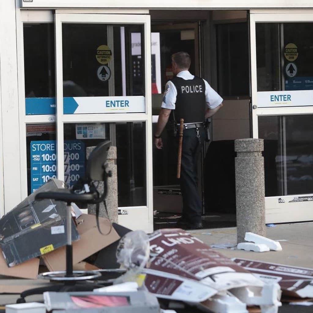 Primer Impactoさんのインスタグラム写真 - (Primer ImpactoInstagram)「Destrozos, saqueos y enfrentamientos con la policía en el distrito comercial de #Chicago.   Cientos de personas rompieron vidrieras, saquearon tiendas y se enfrentaron con policías la madrugada del lunes.  Más de 100 personas fueron detenidas y 13 oficiales resultaron heridos, informaron las autoridades.  Decenas de tiendas, bancos y otros negocios fueron asaltados durante la noche, extendiéndose desde el Loop hasta Near North Side.  👉🏼 Más de esta noticia en el link de nuestra biografía. Espera un informe de @vivitvyradio a las 5pm/4c en #PrimerImpacto 📺.  Fotos: Scott Olson/Getty Images y Charles Rex Arbogast/AP.  #PrimerImpacto.」8月11日 0時14分 - primerimpacto