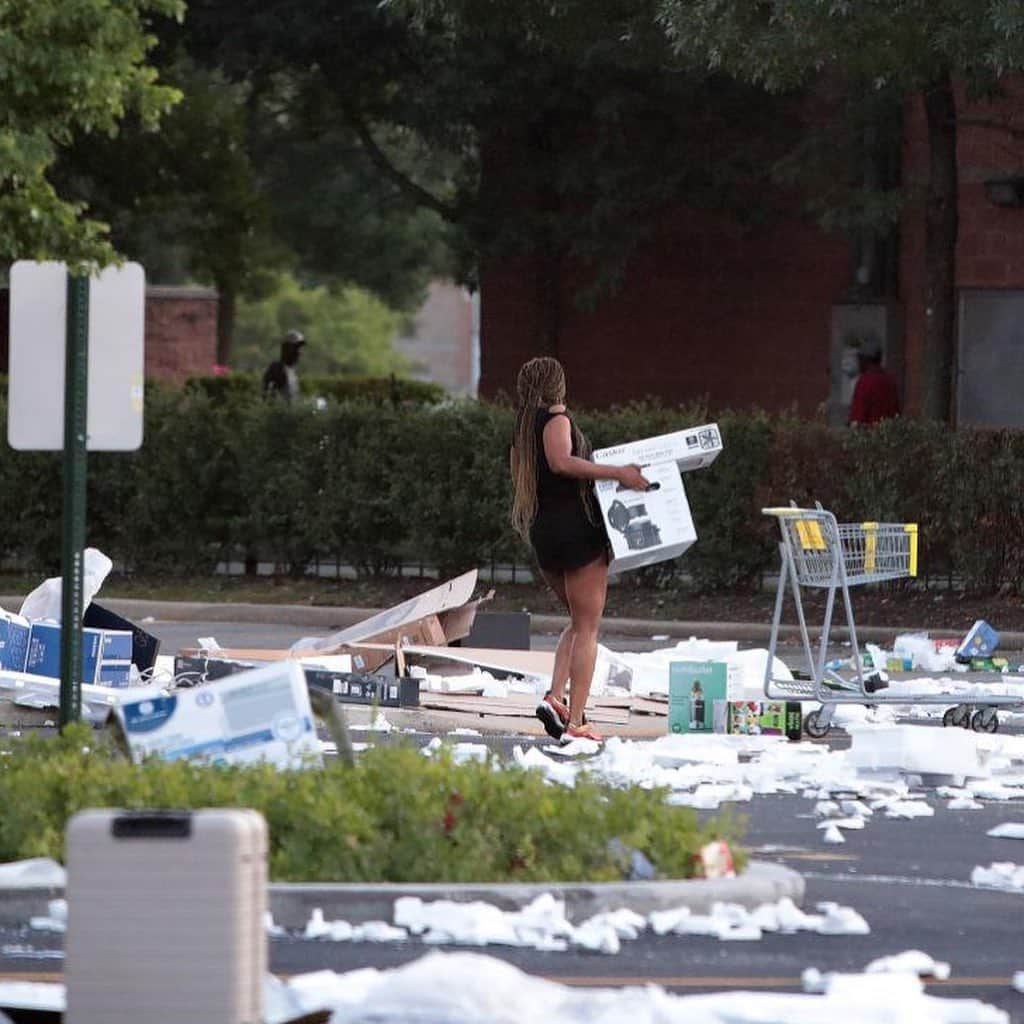 Primer Impactoさんのインスタグラム写真 - (Primer ImpactoInstagram)「Destrozos, saqueos y enfrentamientos con la policía en el distrito comercial de #Chicago.   Cientos de personas rompieron vidrieras, saquearon tiendas y se enfrentaron con policías la madrugada del lunes.  Más de 100 personas fueron detenidas y 13 oficiales resultaron heridos, informaron las autoridades.  Decenas de tiendas, bancos y otros negocios fueron asaltados durante la noche, extendiéndose desde el Loop hasta Near North Side.  👉🏼 Más de esta noticia en el link de nuestra biografía. Espera un informe de @vivitvyradio a las 5pm/4c en #PrimerImpacto 📺.  Fotos: Scott Olson/Getty Images y Charles Rex Arbogast/AP.  #PrimerImpacto.」8月11日 0時14分 - primerimpacto