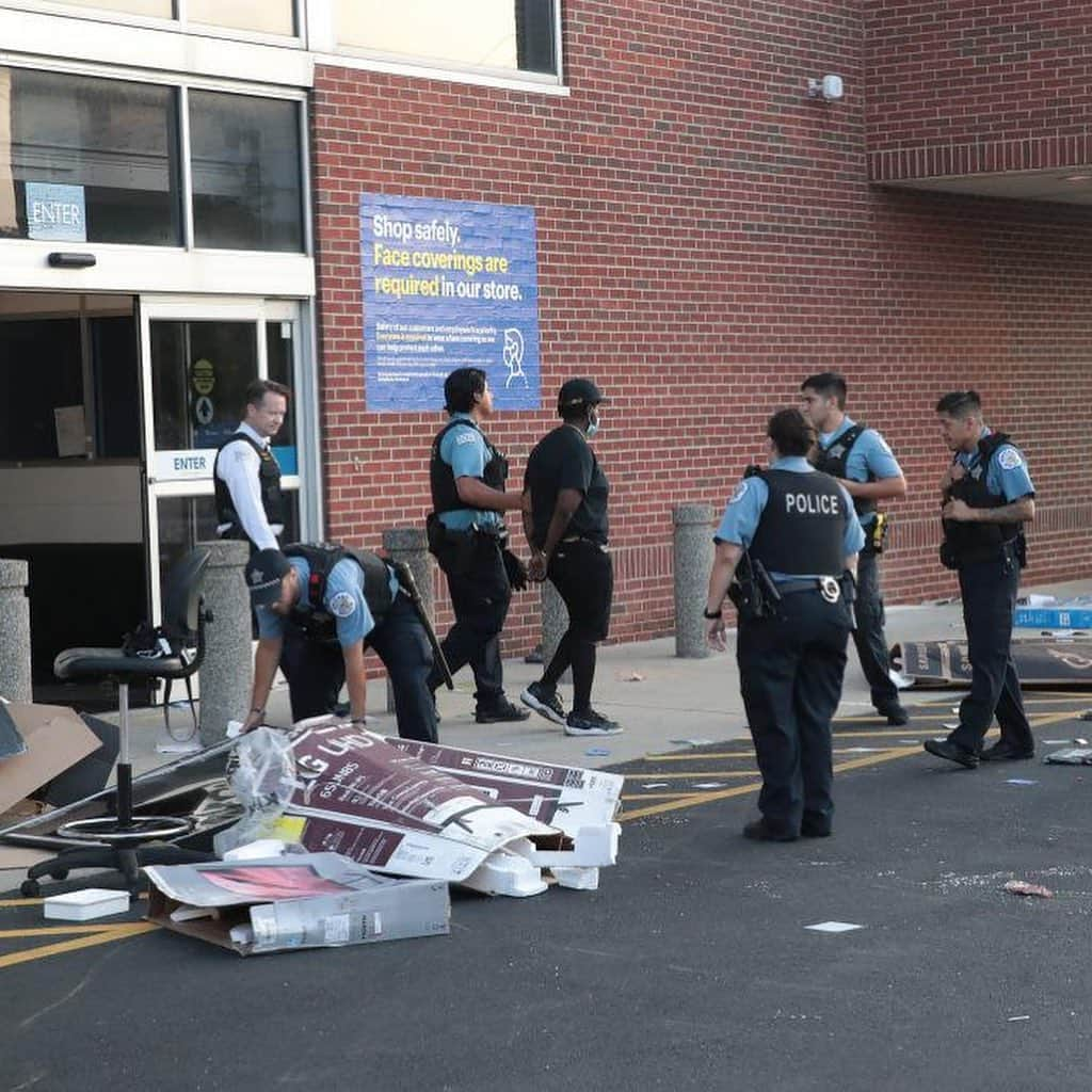 Primer Impactoさんのインスタグラム写真 - (Primer ImpactoInstagram)「Destrozos, saqueos y enfrentamientos con la policía en el distrito comercial de #Chicago.   Cientos de personas rompieron vidrieras, saquearon tiendas y se enfrentaron con policías la madrugada del lunes.  Más de 100 personas fueron detenidas y 13 oficiales resultaron heridos, informaron las autoridades.  Decenas de tiendas, bancos y otros negocios fueron asaltados durante la noche, extendiéndose desde el Loop hasta Near North Side.  👉🏼 Más de esta noticia en el link de nuestra biografía. Espera un informe de @vivitvyradio a las 5pm/4c en #PrimerImpacto 📺.  Fotos: Scott Olson/Getty Images y Charles Rex Arbogast/AP.  #PrimerImpacto.」8月11日 0時14分 - primerimpacto