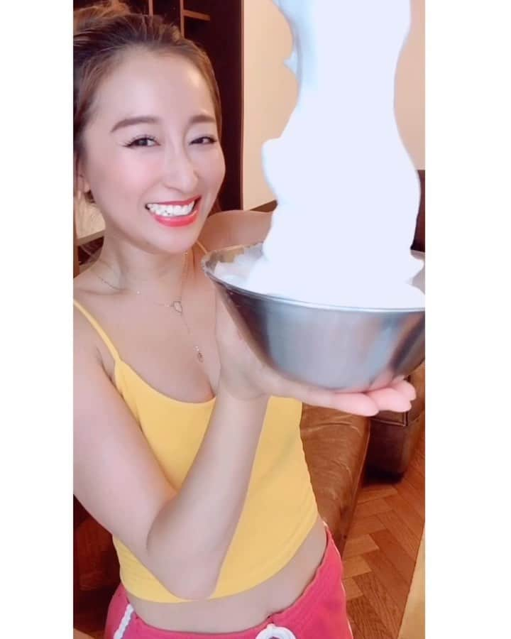 伊東愛のインスタグラム：「Fuwa Fuwa Mofu Mofu Mochi Mochi Awawa  ☁️😍☁️🥰☁️ Endingが😂😂😂 ふわふわモフモフの泡泡 @lirosa_tokyo のモイスチャーソープです🧼濃密度が凄いです😳簡単に泡立ちます😳しっかり洗えるのにしっとりもしてるのにさっぱりもしている🧡 お肌に過度の刺激を与えると色素沈着するのが嫌なので嬉しいです✨ 私はダブル洗顔しない美容法で普段は夜のクレンジングのみ❣️あさも起きたらそのままパックをして優しーく拭き取りスキンケア完了！ なので、週1回〜10日に1回くらい泡洗顔するようにしています✨そうすることで洗い過ぎからくる乾燥やニキビのトラブルが本当に減り、大きなニキビ等はここ数年以上できていません🙏😊 個人差はあると思いますがぜひこれもお試しの価値ありな気がします❤️ #soap #lirosamoisturesoap #リローザ #リローザモイスチャーソープ #lirosa #skincare #cosmetics #lirosaskincare #lirosacosmetics #lirosatokyo #madeinjapan #リローザ #スキンケア #コスメ #リローザスキンケア #メイドインジャパン #愛式美容法」