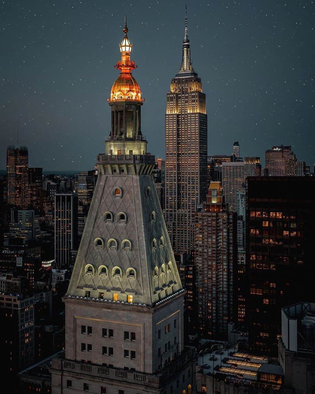 Empire State Buildingさんのインスタグラム写真 - (Empire State BuildingInstagram)「Fun Fact – we’re actually not the Chrysler Building… or the Metropolitan Life Clock Tower. Shocking, we know! 😱 ⠀⠀⠀⠀⠀⠀⠀⠀⠀ Believe it or not, a lot of visitors mistake other buildings for us. But now you know (& can stop tagging us in photos of other towers!) 🤪 ⠀⠀⠀⠀⠀⠀⠀⠀⠀ 📷: @212sid #EmpireStateBuilding」8月11日 0時19分 - empirestatebldg