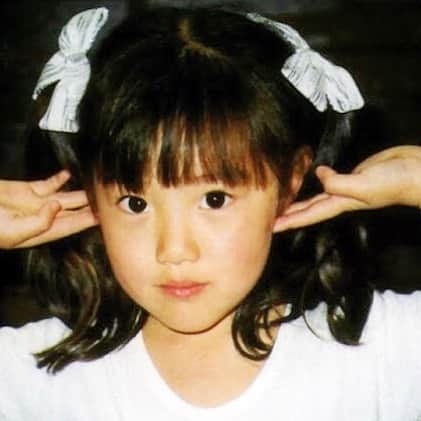 木本花音のインスタグラム：「Today is my 23rd birthday!!﻿ ﻿ またひとつ大人に...﻿ 23歳の一年も楽しく自分らしく﻿ 後悔のない年にしていきます!﻿ ﻿ 写真は小さい頃の﻿ この頃からツインテール👧🏻笑﻿ ﻿ ﻿ #誕生日#バースデイ#happybirthday#birthday#생일」