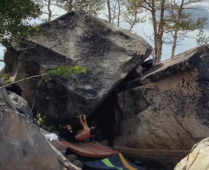 ダニエル・ウッズのインスタグラム：「Vitamin D (v9) FA  Summer island bouldering vibez. Put up this nice lil compression line found by @ramrod92 on boulder island. This zone is pretty surreal. Can session for a bit, then swim around in the lake. Though summer is my nemesis season (I don’t do well with heat), I’m embracing it and dreaming of fall as my skin starts to fry.」