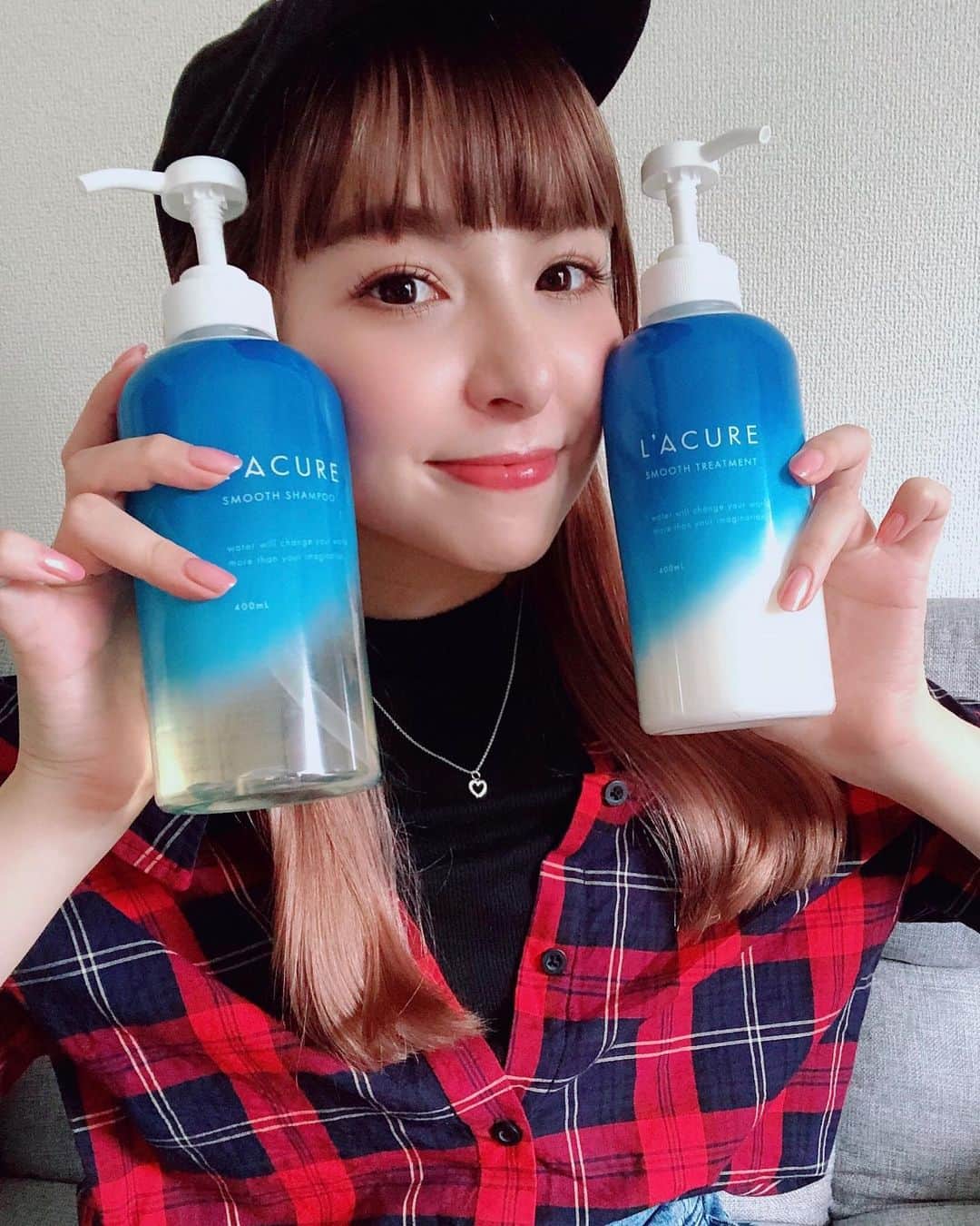 アイシスのインスタグラム：「最近ピンクヘアにして、 毎日カラーシャンプーで髪の毛 きしきしになっていた滝澤🙇‍♂️ 救世主現る！です！  8月10日から全国のLOFTで買える L'ACURE(ラキュア) スムースシャンプー&トリートメント  びひるくらい髪がつるつるになった！！ カラーシャンプーの間のヘアケアに最高です🥺 髪の毛の日焼けが気になる季節だから、 うるおいケアにもってこいなシャンプーです🧚🏻‍♀️  @lacure_official   #ラキュア #おすすめ #シャンプーコンディショナー  #うるおってさらさら #PR」
