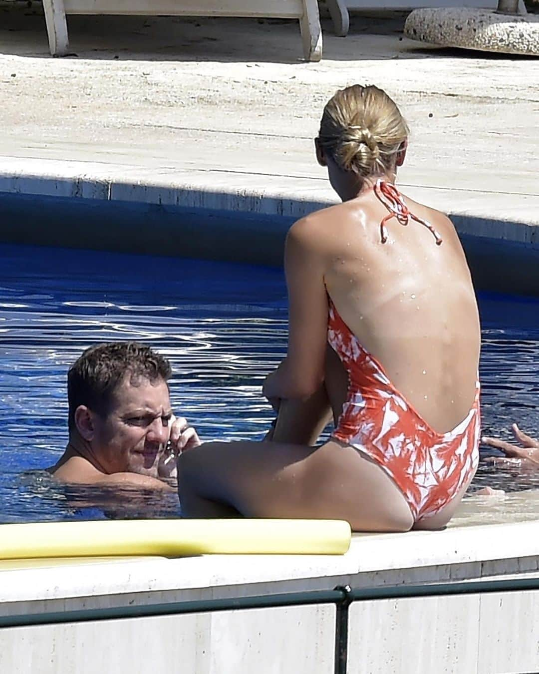 Just Jaredさんのインスタグラム写真 - (Just JaredInstagram)「Tennis star @carowozniacki and her husband, former basketball player @davidlee, hang out by the pool during a getaway in Italy #CarolineWozniacki #DavidLee Photos: Backgrid」8月11日 0時30分 - justjared