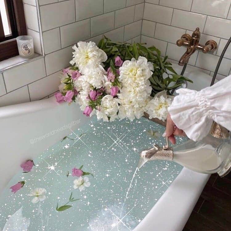 SHEINさんのインスタグラム写真 - (SHEINInstagram)「Don't forget to make yourself a priority. 🛁  What's one of your favorite hobbies?  Credit: @theworldneedsglitter @dariabydasha」8月11日 0時32分 - sheinofficial