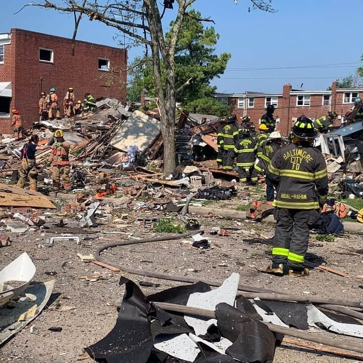 Primer Impactoさんのインスタグラム写真 - (Primer ImpactoInstagram)「🚩 #ÚltimaHora: Brutal explosión en viviendas en #Baltimore deja al menos un muerto y heridos de gravedad.  📌 Son tres viviendas las que quedaron completamente destruidas.  📌 Bomberos continúan buscando más personas posiblemente atrapadas entre los escombros.  Noticia en desarrollo. 👉🏼 Detalles en el link de nuestra biografía.  Foto: Departamento de Bomberos de Baltimore.」8月11日 0時36分 - primerimpacto