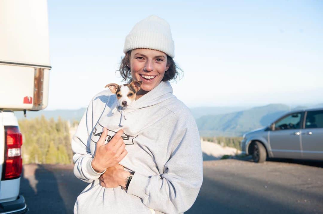 Stanceのインスタグラム：「❄️ 🏂 Stance is proud to welcome Salt Lake City Utah native snowboarder, @jill_perkins to our Punk and Poet family. Jill has made a major impact in the snowboarding industry by quickly climbing up the ranks and naturally garnering a massive fanbase. Although Jill is known for shredding the mountain, and skating with her friends, she is an inspiration to many, using her platform for equality, and making everyone around her feel comfortable and excited.   We caught up with Jill and asked her a few questions...Check out the interview now…Link in bio. Welcome to the Uncommon Thread Jill 🙌!#Stancesnow #Punksandpoets」