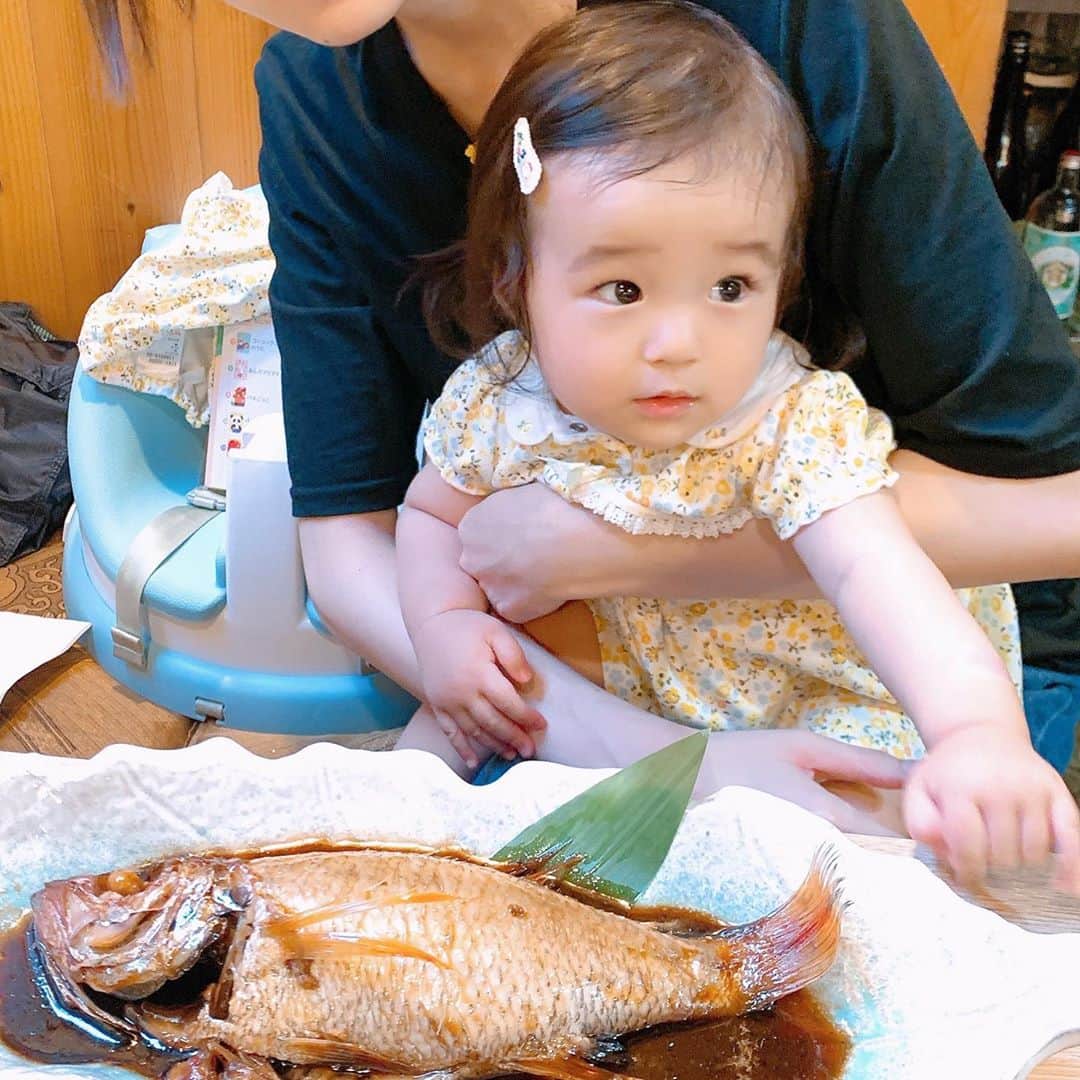 しほの涼のインスタグラム：「楽しみにしてたお寿司🍣 お刺身、天ぷら、煮付けと食べてたら握りまで辿りつかなかった😇w いつかのお寿司デビューは、ここでお願いしたいなぁ😚🍣 もう既に食べたそうな娘の顔😂😂 #1歳 #１歳　#一歳 #一歳女の子 #1歳女の子 #女の子ベビー #女の子ママ #女の子コーデ #女の子のママ #女の子のまいにちの服 #女の子baby #女の子ヘアアレンジ #女の子のシンプルでかわいい服 #赤ちゃん #赤ちゃんのいる生活 #赤ちゃんのいる暮らし」
