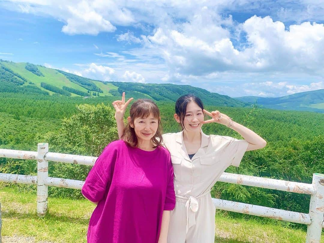 橘花梨さんのインスタグラム写真 - (橘花梨Instagram)「10日は母の誕生日でした🧁﻿ いつかのお気に入り写真。﻿ かわいいから載せちゃおーーーっと。﻿ 旅行したい欲。欲！﻿ ﻿ #ハッピーバースデー #お誕生日おめでとう #母 #ママちゃん #母娘 #旅行好きな人と繋がりたい #高原 #自然が好き #山ガール #お気に入りの写真 #happybirthday #mymom #natural」8月11日 0時41分 - tachibana_karin