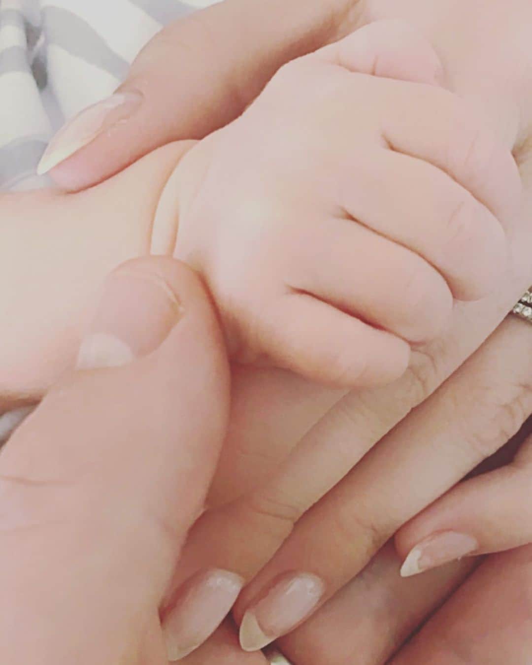 クリス・プラットのインスタグラム：「We are beyond thrilled to announce the birth of our daughter, Lyla Maria Schwarzenegger Pratt. We couldn’t be happier. Both mom and baby are doing great. We are extremely blessed. Love Katherine and Chris  Psalm 126:3 The LORD has done great things for us, and we are filled with joy.  Psalm 127:3-4 Behold, children are a heritage from the Lord, the fruit of the womb a reward. Like arrows in the hand of a warrior are the children of one's youth. Blessed is the man who fills his quiver with them! He shall not be put to shame when he speaks with his enemies in the gate.」