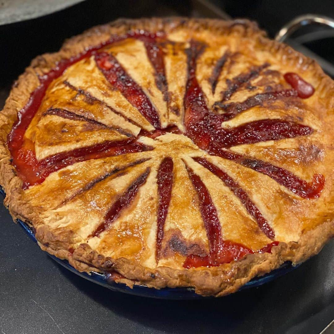 ザックポーゼンさんのインスタグラム写真 - (ザックポーゼンInstagram)「It’s that time again!! #pietime #cookingwithzac #madewithlove at home. 🥧🍑🍒🍋」8月11日 0時44分 - zacposen