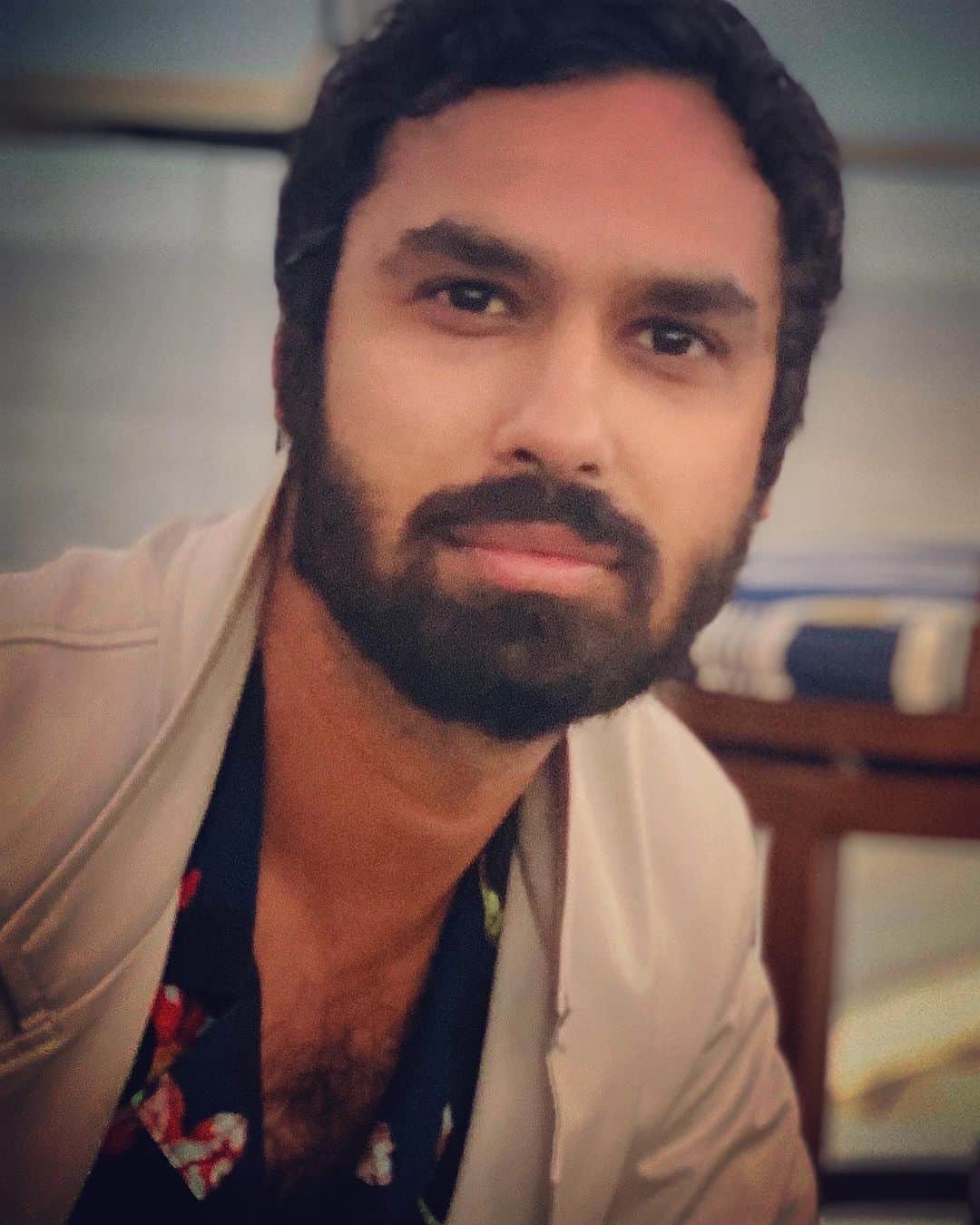 クナル・ネイヤーのインスタグラム：「Good morning:) as we start this week, I wanted to remind you, that though we have both darkness and light within us, we often spend all our energy on thinking about, trying to fix, and getting rid of the darkness. This puts a lot of attention on the darkness itself. Instead, what may be of comfort - is to turn your attention toward the light within you. Focus on your light, use it to brighten the people around you, a smile, a loving gesture, kindness to a stranger- kindness to yourself. Soon, if you spend all of your time with your light, the darkness too, will want to come out and play, and you won’t be so scared of it any more. You have an infinite source of light within you, it is brighter than you could ever imagine, all you have to do is look for it, it is right there. The time has come to let it shine:)」