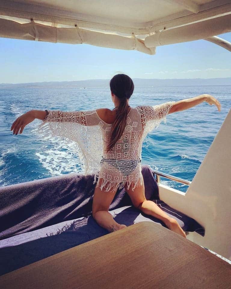バネッサ・フェラーリのインスタグラム：「𝙔𝙤 𝙣𝙤 𝙨𝙤𝙮 𝙢𝙖𝙧𝙞𝙣𝙚𝙧𝙤, 𝙨𝙤𝙮 𝙘𝙖𝙥𝙞𝙩𝙖𝙣! ⚓🚤🌊  #vanessaferrari #onboard #boat #yacht #sea #Alghero #sardinia」