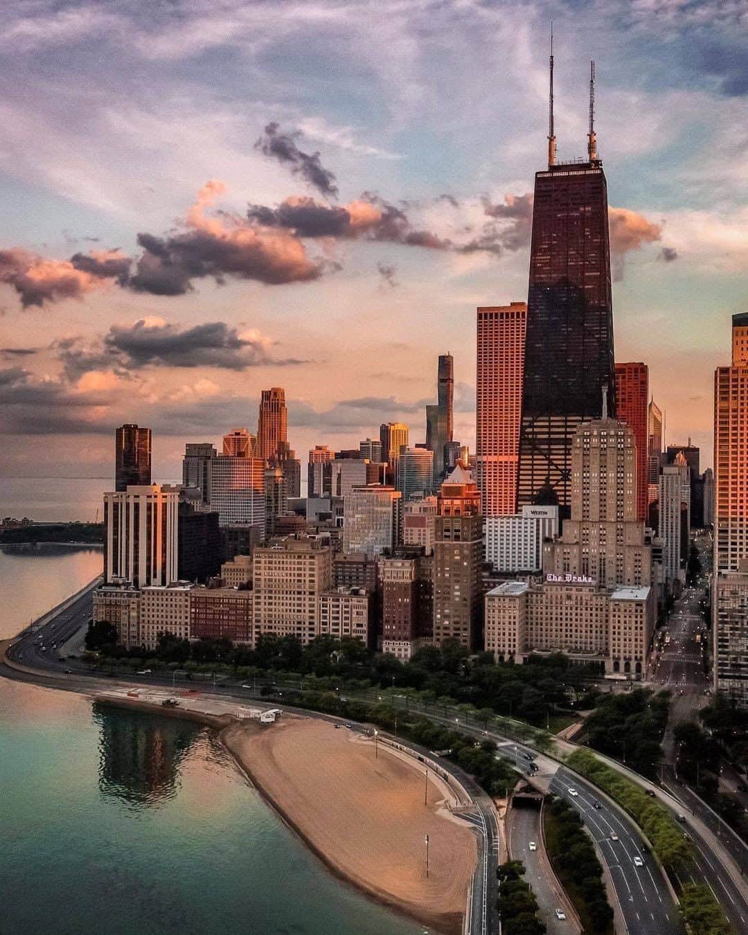 Visit The USAさんのインスタグラム写真 - (Visit The USAInstagram)「Wishing we were on a road trip, with the windows down, driving on Lake Shore Drive in Chicago! 🙌 Lake Michigan to one side and Chicago skyscrapers to the other makes Lake Shore Drive one of the most scenic drives in the USA! Do you have any road trips planned this summer? 🚗 📸 : @elisa.lupu #VisitTheUSA #TogetherInTravel」8月11日 1時00分 - visittheusa