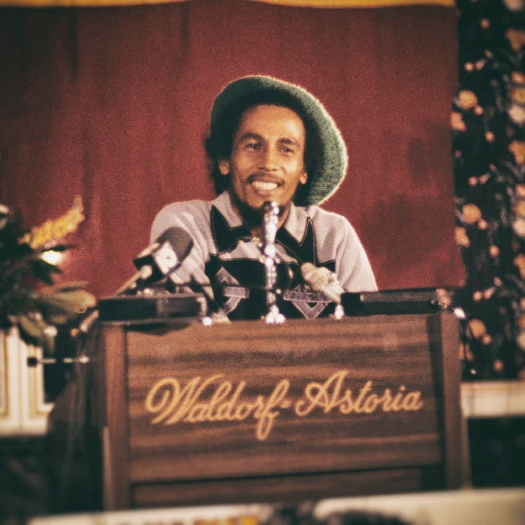 ボブ・マーリーさんのインスタグラム写真 - (ボブ・マーリーInstagram)「What's your favorite Bob Marley quote? #bobmarley75⠀⁣⁣⁣⁣ ⠀⁣⁣⁣⁣ 📷 by #NevilleGarrick⠀⁣⁣⁣⁣ © Fifty-Six Hope Road Music Ltd.」8月11日 1時00分 - bobmarley