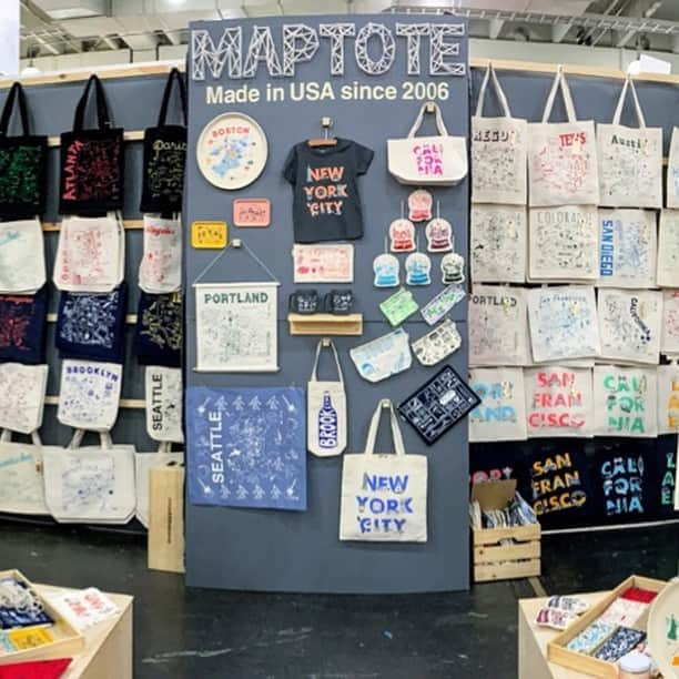 マップトートさんのインスタグラム写真 - (マップトートInstagram)「Take a peak at our feature wall, it includes our best sellers and new products! Interested in carrying Maptote in your store? Email us at wholesale@maptote.com for more info!⁠ .⁠ .⁠ #NYNOW #AltMkt #Wholesale #WholesaleGifts #BestNewProduct」8月11日 1時01分 - maptote