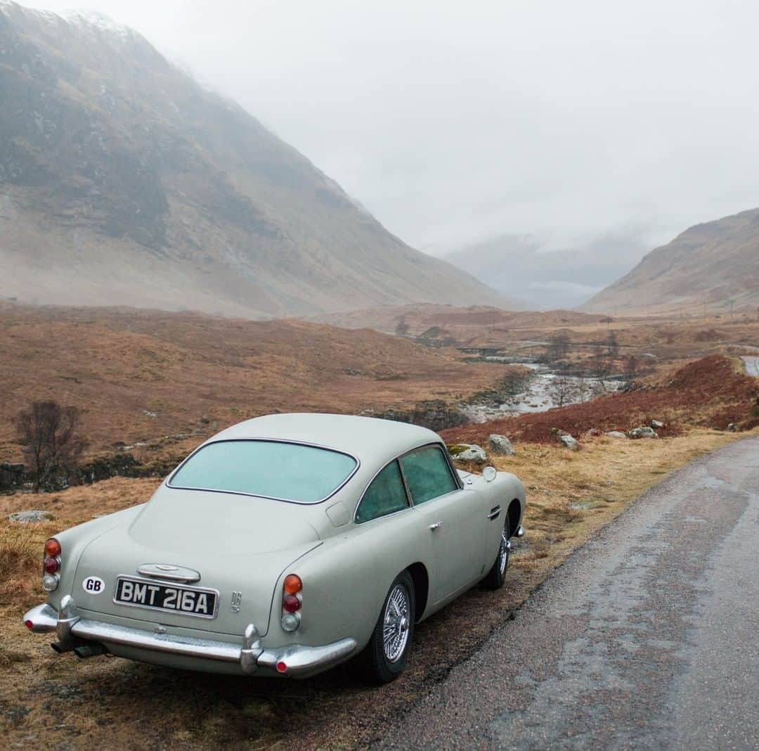 James Bond 007さんのインスタグラム写真 - (James Bond 007Instagram)「The Aston Martin DB5 has become an iconic part of the Bond films. It could almost be considered a key cast member. Which DB5 moment stands out for you?   Find out more about the DB5 at 007 x SPYSCAPE: DRIVEN online now. @spyscape #007xspyscape #spyscape」8月11日 1時00分 - 007