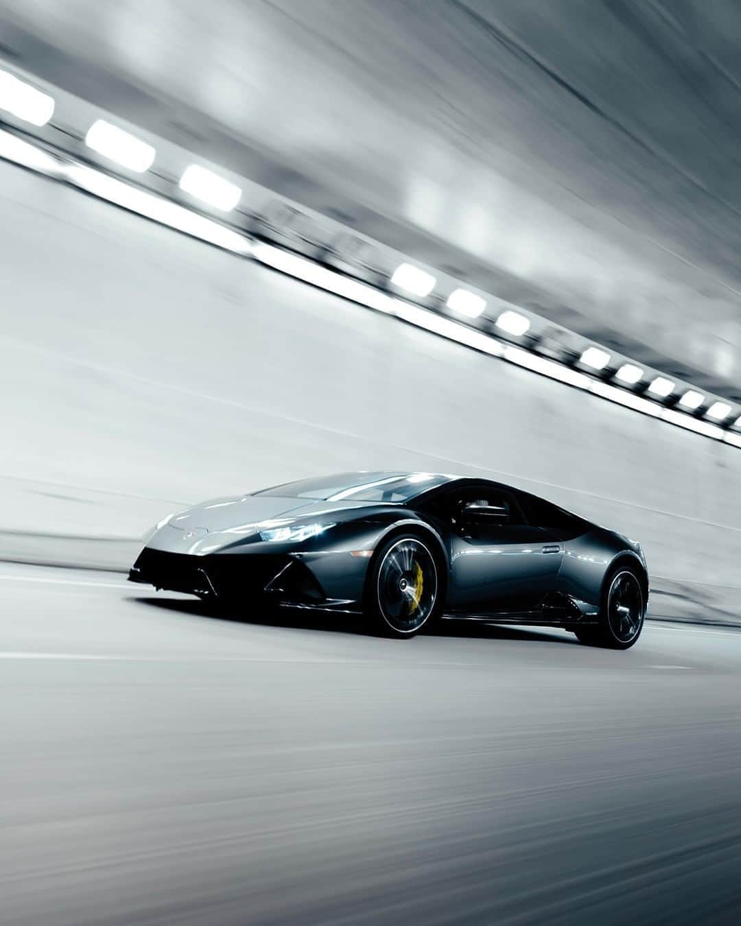 ランボルギーニさんのインスタグラム写真 - (ランボルギーニInstagram)「Dark as the night under the city lights, the only thing that matters is going fast. Huracán EVO, captured by @moliverallen.  #Lamborghini #HuracanEVO #EveryDayAmplified」8月11日 1時01分 - lamborghini