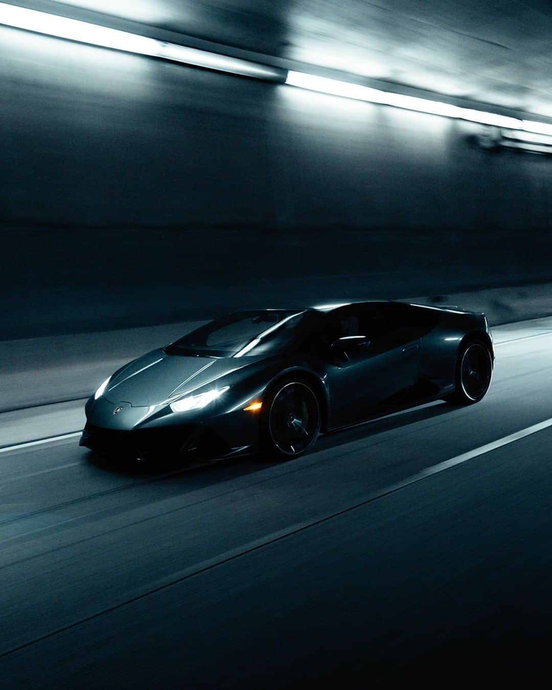 ランボルギーニさんのインスタグラム写真 - (ランボルギーニInstagram)「Dark as the night under the city lights, the only thing that matters is going fast. Huracán EVO, captured by @moliverallen.  #Lamborghini #HuracanEVO #EveryDayAmplified」8月11日 1時01分 - lamborghini