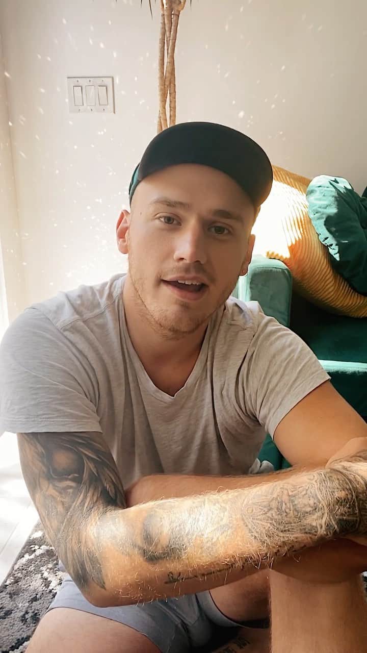 ブランドン・シェイアのインスタグラム：「Holy shit y’all streamed the crap out of I.D.C.A.L! I love seeing all your comments, shares & messages. Can’t wait to share the music video & my now finished next single ;) also, I’m making a video answering all your questions, so if you have any specific things you wanna know about me or my music, leave a comment below 🖤」
