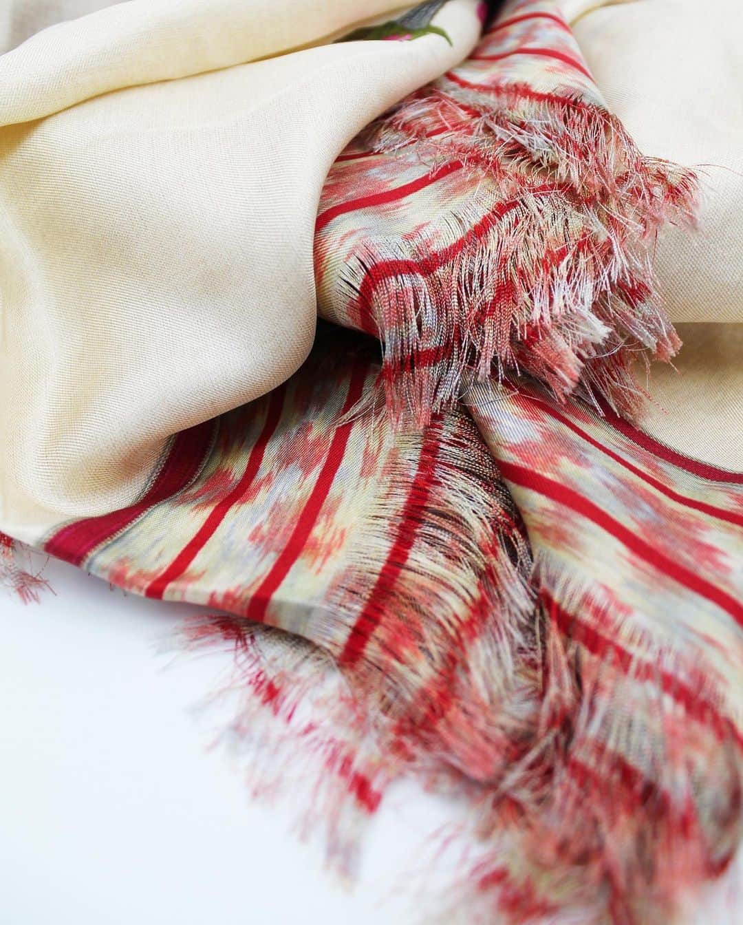 Pierre-Louis Masciaさんのインスタグラム写真 - (Pierre-Louis MasciaInstagram)「A scarf to fall in love with.  Shades of pink, stripes and flowers: all the Summer vibe in a silk piece of art.  Discover Summer Sale on our e-shop. Free worldwide shipping.  Pierre-Louis Mascia Spring/Summer 2020. Unpredictable Classic. . #plm #pierrelouismascia #unpredictableclassic #womenswear #menswear #prints #collection #spring #summer #2020 #ss2020」8月11日 1時05分 - pierrelouismascia