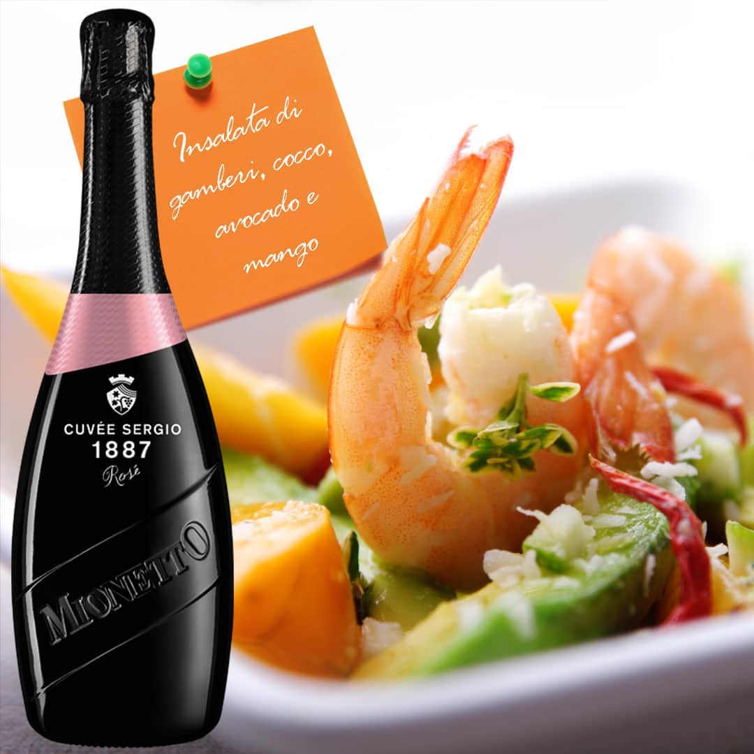 Mionetto Proseccoのインスタグラム：「Un abbinamento fresco, con un tocco esotico 🍴🥗🥂 Prova la nostra ricetta!⁣ ⁣ INGREDIENTI (per 2 persone)⁣ 1 cipollotto⁣ 10 code di gambero⁣ 1 mango maturo⁣ 1 avocado maturo⁣ Cocco rapè q.b.⁣ 1 cucchiaio di aceto di riso⁣ 1 cucchiaio di olio extra vergine di oliva⁣ 2 cucchiai di olio di semi⁣ ½ cucchiaio di olio di sesamo⁣ ⁣ PROCEDIMENTO⁣ ⁣ Affettate finemente un cipollotto e lasciatelo macerare per almeno 30 minuti con acqua e qualche goccia di aceto di riso. Preparate una vinaigrette (con aceto di riso, gli oli, sale e pepe) a cui aggiungere il cipollotto ben sgocciolato.⁣ ⁣ Scaldate l'olio d'oliva in una padella antiaderente e aggiungete le code di gambero. Saltatele a fiamma moderata per 3-4 minuti. Aggiungete sale e pepe a piacere.⁣ ⁣ Prelevate la polpa di un mango maturo e la polpa di un avocado e affettatele.⁣ ⁣ Trasferite tutti gli ingredienti in una ciotola capiente, mescolate con cura e aggiungete qualche scaglia di cocco rapè.⁣ ⁣ #mionettoprosecco #mionettoinsieme⁣ ⁣ Bevi Mionetto responsabilmente」