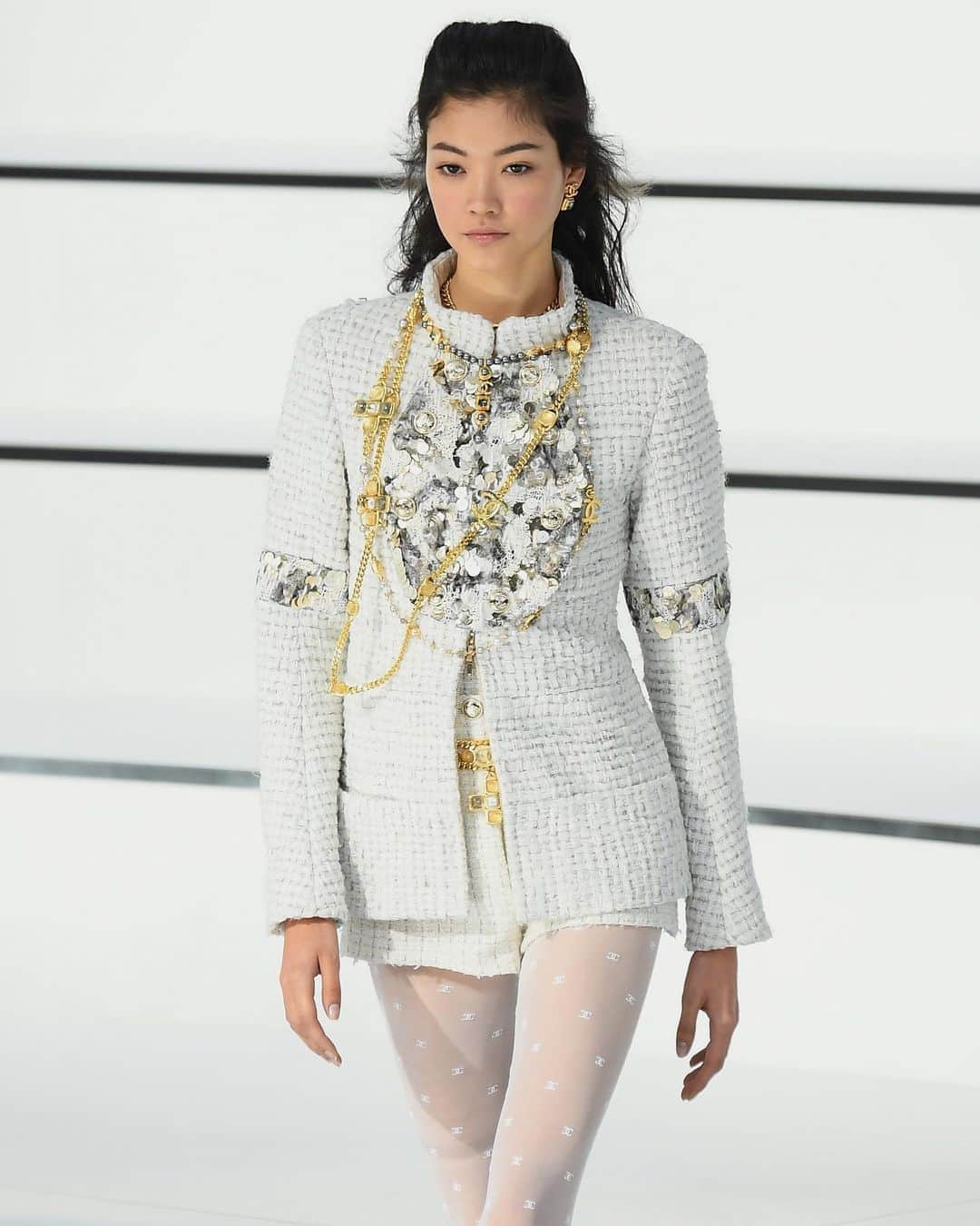 Fashion Weekのインスタグラム：「Golden touch ✨ All the classic @chanelofficial details were in full view on the March 2020 #PFW runway. 📸 by @gettyimages」