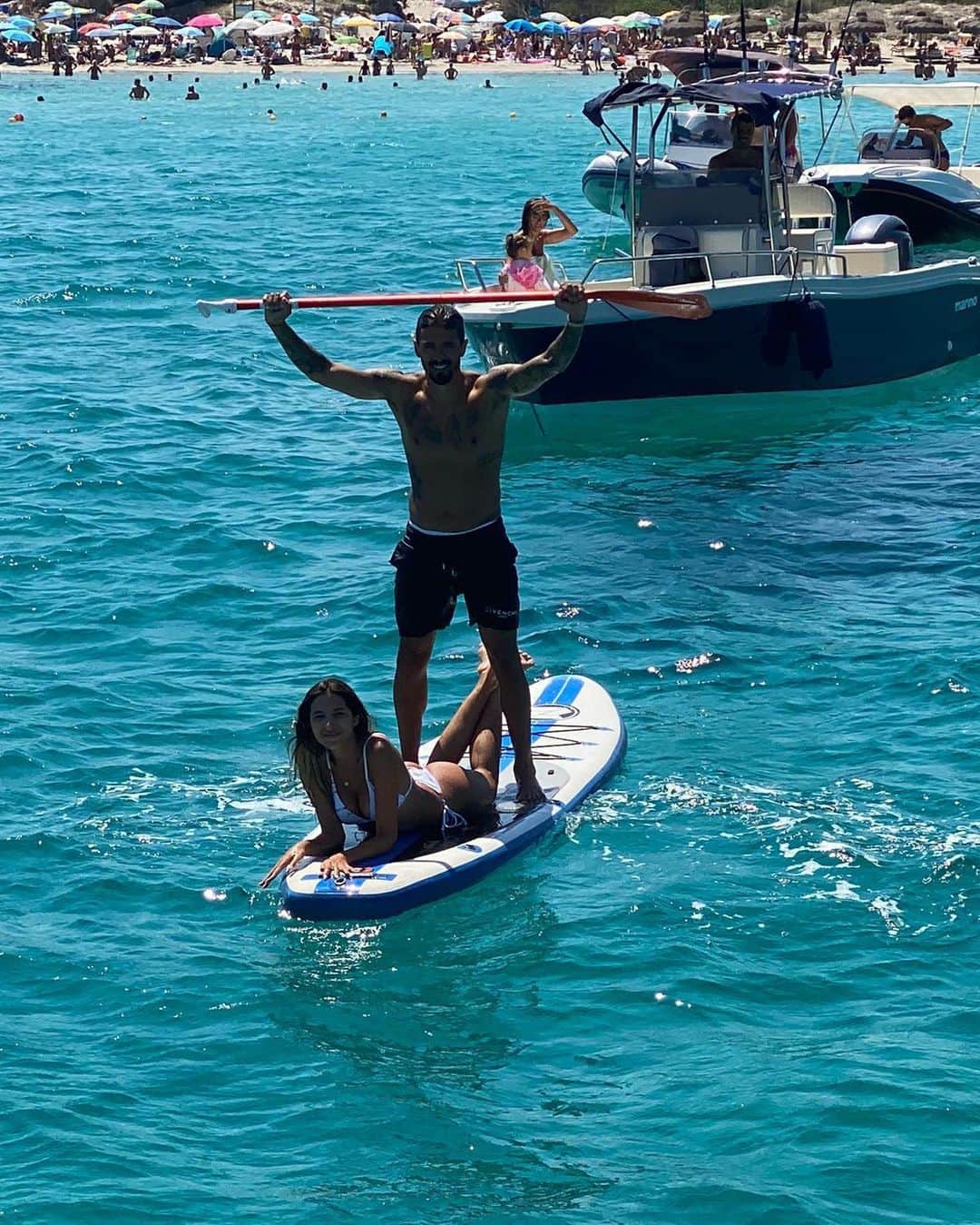 マヌエル・ランシニのインスタグラム：「🏝🏄🏼‍♀️🏄🏽‍♂️🤪」