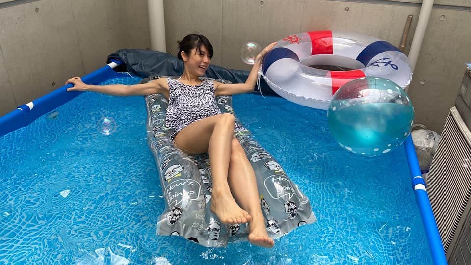 芳野友美さんのインスタグラム写真 - (芳野友美Instagram)「夏☆満喫 友達の家のプールで遊びまくってきました♪ #松坂世代 今年40歳、同い年の3人で年甲斐もなく…はしゃいだ（笑） #暑い日のプール は最高ですねー❤︎ 楽しかった☺︎」8月11日 1時08分 - yumi_yoshino_1980