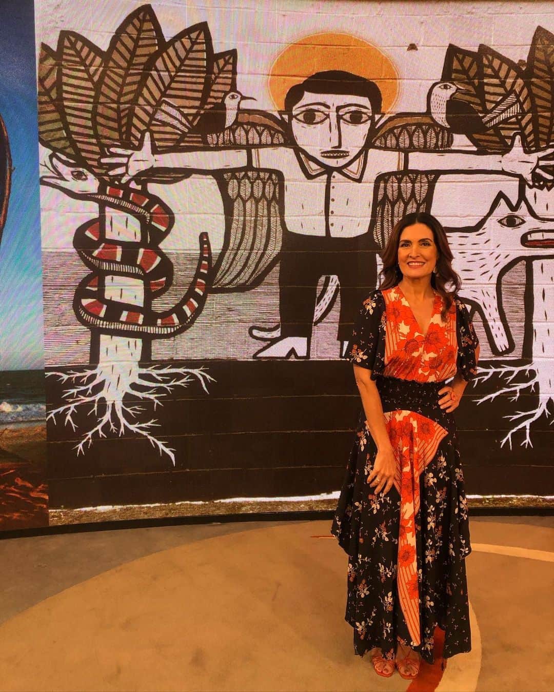 ファチマ・ベルナルデスのインスタグラム：「Conheci o trabalho do @bozobacamarte no Recife. E, nesta segunda, tive a surpresa feliz de ver  as telas dele no telão do #encontrocomfatima. Eu e meu parceiro @curvello_andre tentamos imitar os movimentos.」