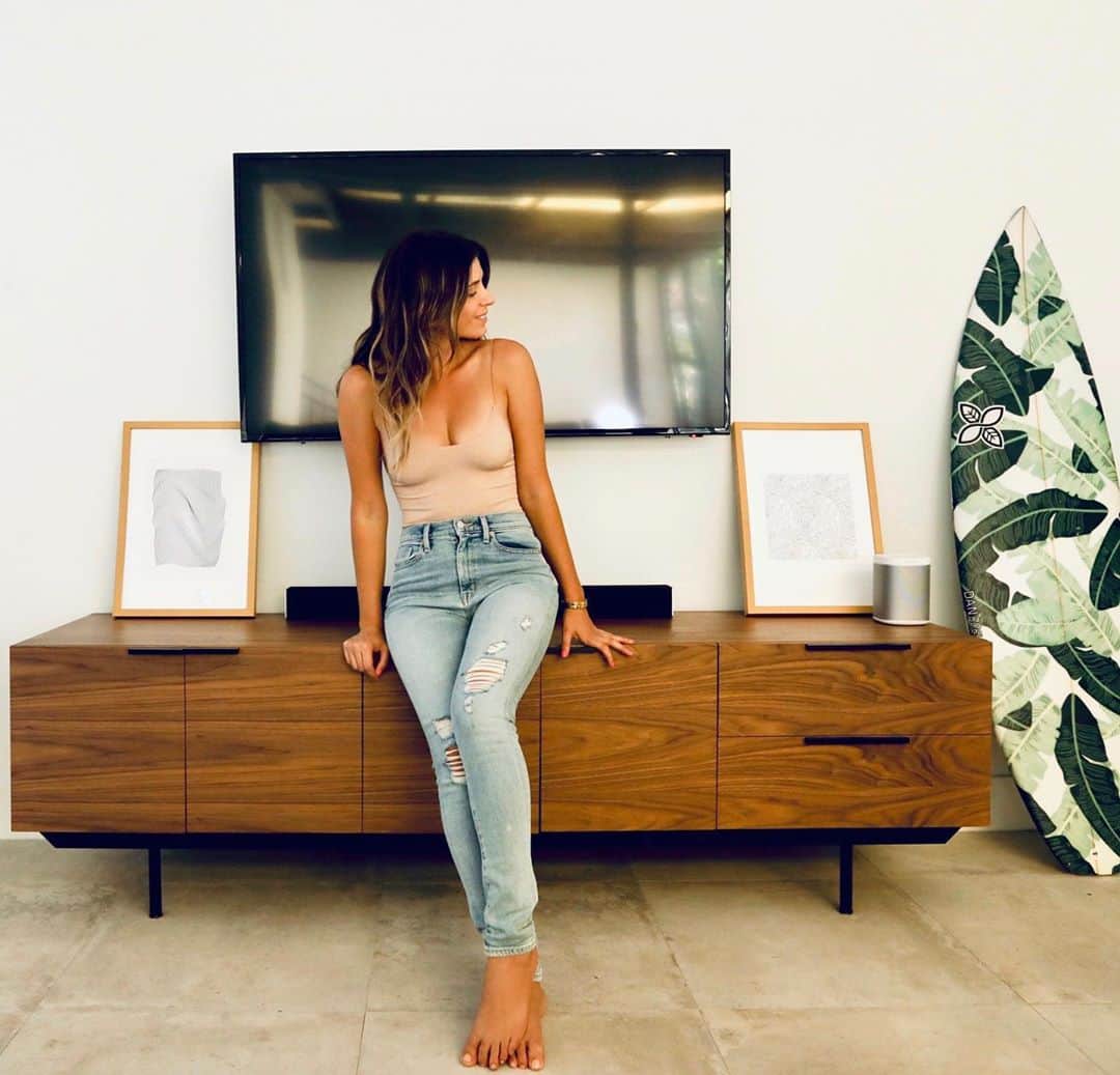 アナスタシア・アシュリーのインスタグラム：「Beach vibes always even at home」