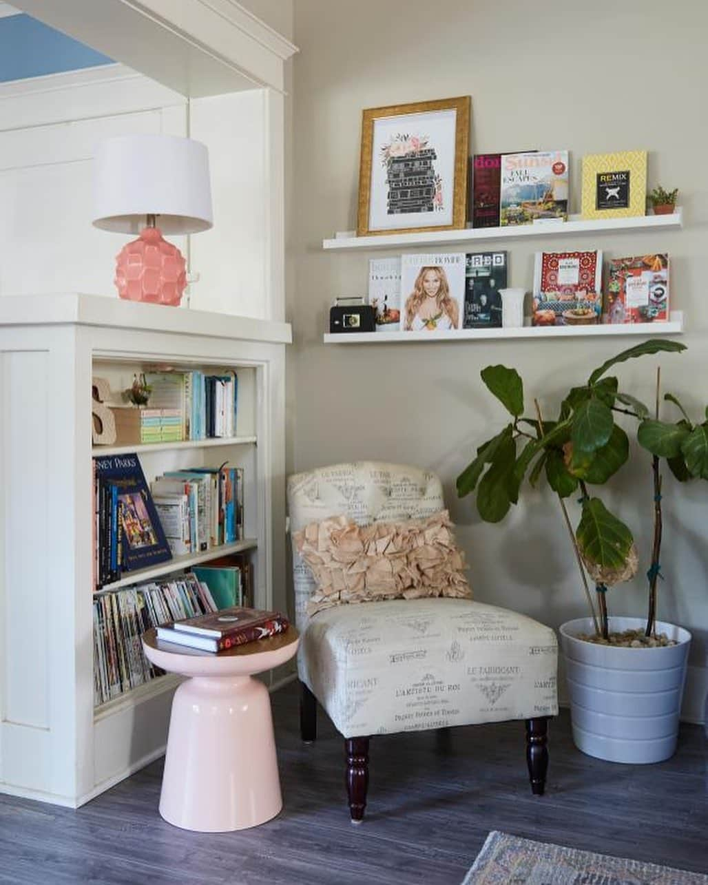 HGTVさんのインスタグラム写真 - (HGTVInstagram)「Traditional meets contemporary in this sweet SoCal space. 🤩 Camille and Joe Simmons live in a historic home in the Bluff Park neighborhood of Long Beach, California, and it's simply as dreamy as can be. 💗 Camille (@planningpretty) runs @shopplanningpretty where she helps others find all the pretty things that make life just a little bit nicer to look at. 😍 See more of their comfy-luxe space at the link in our profile. 🔝⁠⠀ ⁠⠀ #design #interiordesign #longbeach #LBC #planningpretty」8月11日 1時15分 - hgtv