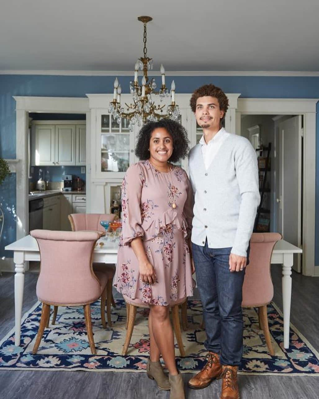 HGTVさんのインスタグラム写真 - (HGTVInstagram)「Traditional meets contemporary in this sweet SoCal space. 🤩 Camille and Joe Simmons live in a historic home in the Bluff Park neighborhood of Long Beach, California, and it's simply as dreamy as can be. 💗 Camille (@planningpretty) runs @shopplanningpretty where she helps others find all the pretty things that make life just a little bit nicer to look at. 😍 See more of their comfy-luxe space at the link in our profile. 🔝⁠⠀ ⁠⠀ #design #interiordesign #longbeach #LBC #planningpretty」8月11日 1時15分 - hgtv