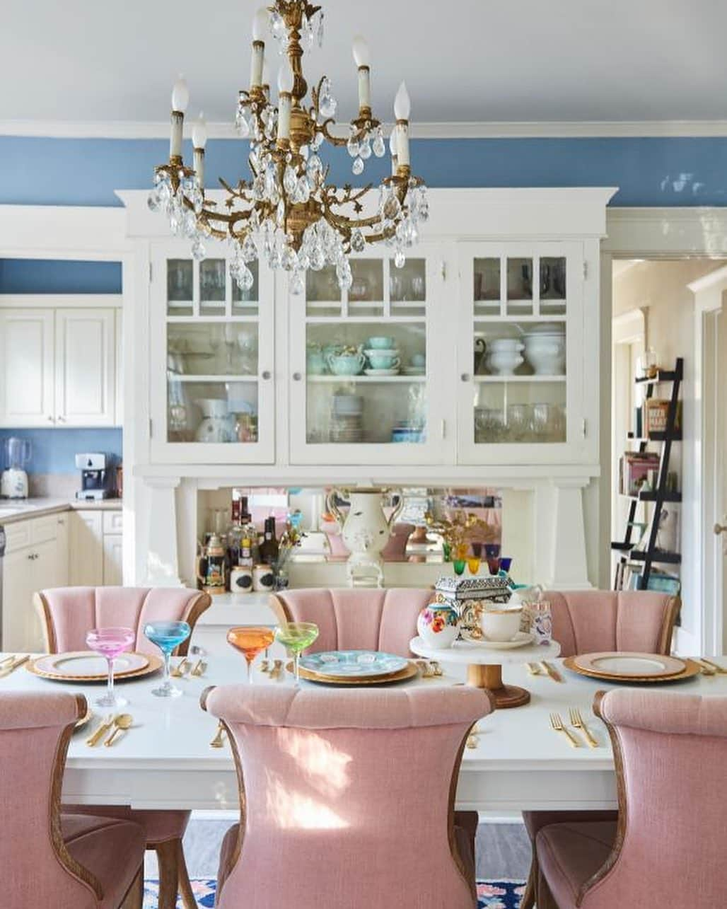 HGTVさんのインスタグラム写真 - (HGTVInstagram)「Traditional meets contemporary in this sweet SoCal space. 🤩 Camille and Joe Simmons live in a historic home in the Bluff Park neighborhood of Long Beach, California, and it's simply as dreamy as can be. 💗 Camille (@planningpretty) runs @shopplanningpretty where she helps others find all the pretty things that make life just a little bit nicer to look at. 😍 See more of their comfy-luxe space at the link in our profile. 🔝⁠⠀ ⁠⠀ #design #interiordesign #longbeach #LBC #planningpretty」8月11日 1時15分 - hgtv