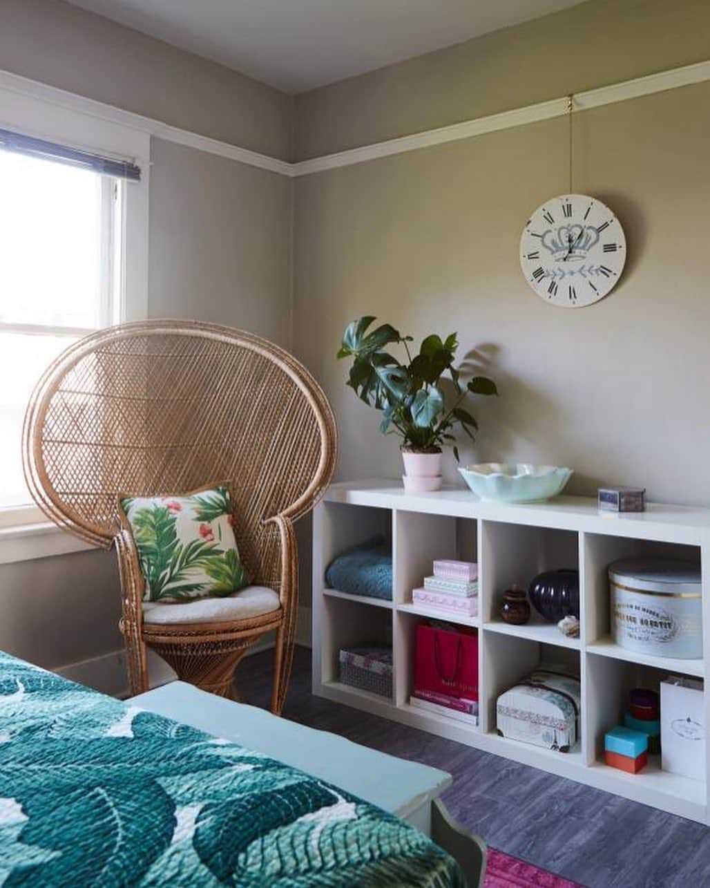 HGTVさんのインスタグラム写真 - (HGTVInstagram)「Traditional meets contemporary in this sweet SoCal space. 🤩 Camille and Joe Simmons live in a historic home in the Bluff Park neighborhood of Long Beach, California, and it's simply as dreamy as can be. 💗 Camille (@planningpretty) runs @shopplanningpretty where she helps others find all the pretty things that make life just a little bit nicer to look at. 😍 See more of their comfy-luxe space at the link in our profile. 🔝⁠⠀ ⁠⠀ #design #interiordesign #longbeach #LBC #planningpretty」8月11日 1時15分 - hgtv